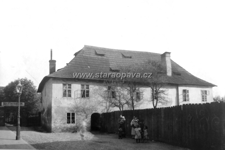 kolofikogvo (3).JPG - Vlevo vstup do areálu Zahrady Casina. Nad ním nápis Restaurace. Foceno z Ratibořské ulice, dům na fotografii je hned za mostem a jde taky vidět na druhé fotografii v tomto albu, podle které se dá lépe zorientovat. Foto z doby kolem roku 1900.
